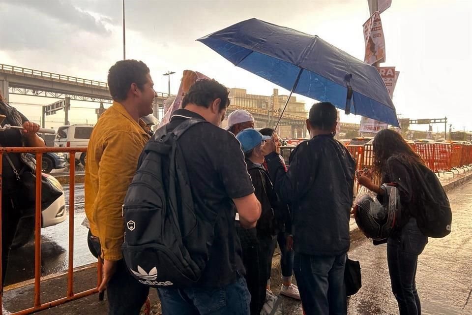 La concentración, que por momentos se mantiene al margen del Circuito y a veces lo invade con porras, carteles, banderas, lonas y fotografías.