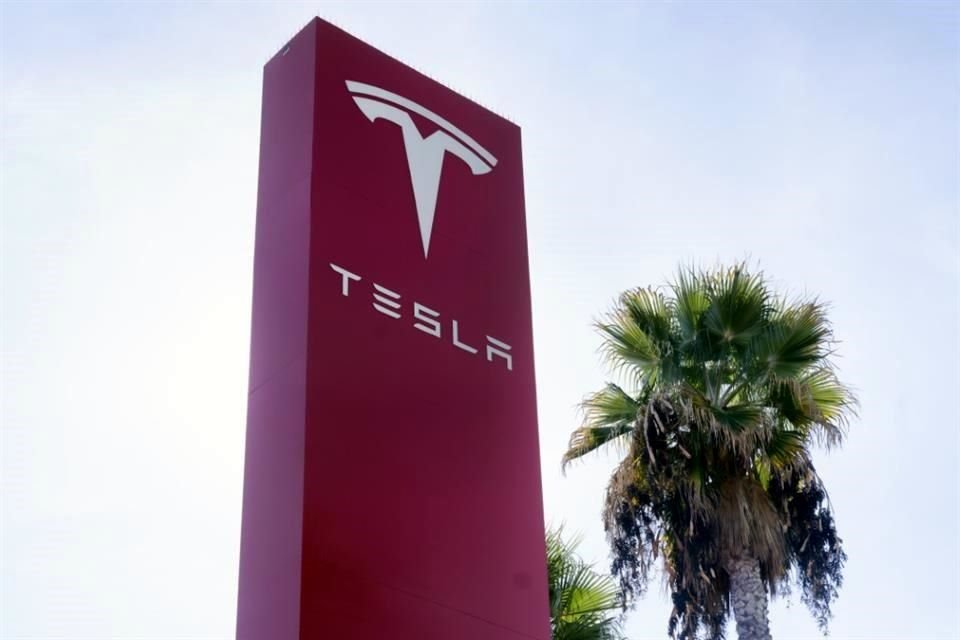 Las acciones de Tesla cayeron a un mínimo de 15 meses antes de presentar su reporte de ganancias y mientras Wall Street se preocupa por los recortes de precios y los despidos anunciados por la empresa.