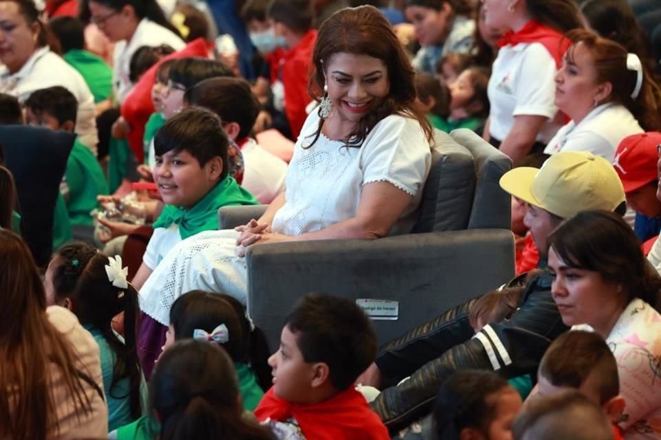 En Papalote Museo del Niño, los candidatos firmaron los compromisos y escucharon el cuento basado en su vida.