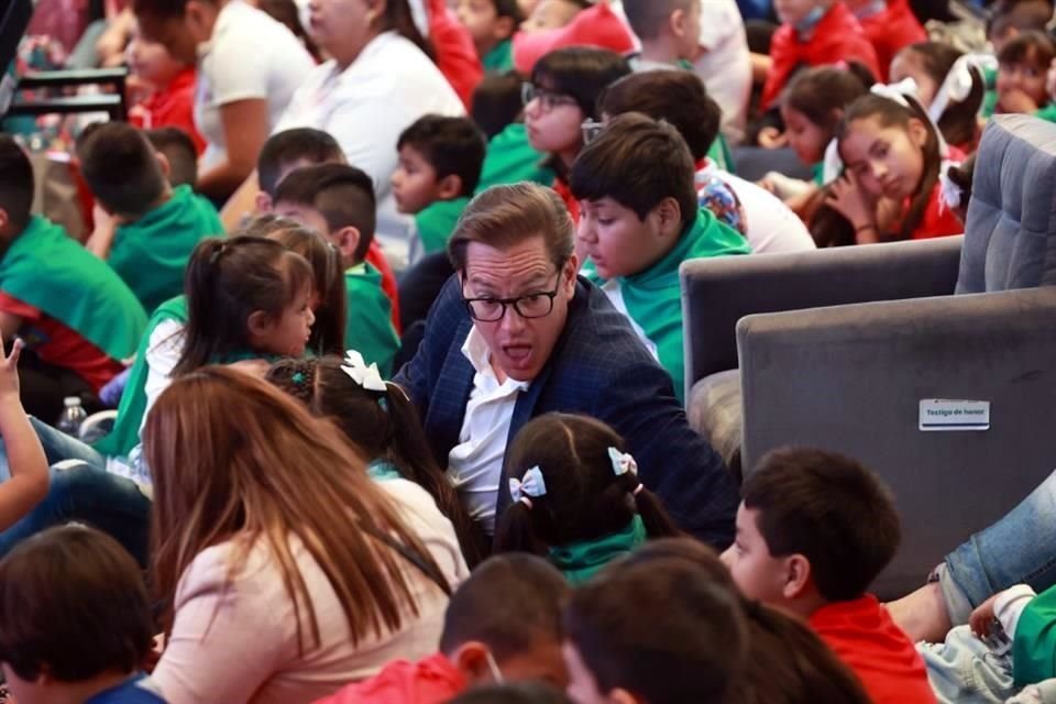 En Papalote Museo del Niño, los candidatos firmaron los compromisos y escucharon el cuento basado en su vida.