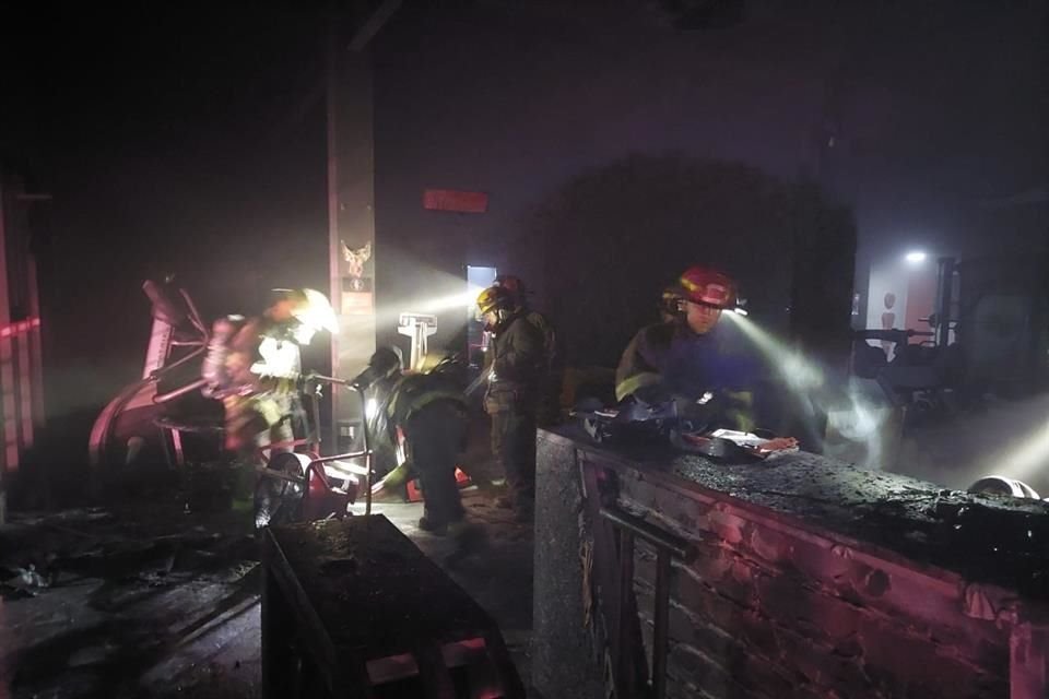 El incendio se registró durante la madrugada del martes es un gimnasio con servicio las 24 horas.