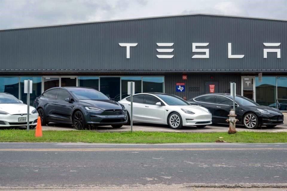 Tesla planea despedir a más del 10 por ciento de sus empleados ya que la compañía continúa experimentando una disminución en las ventas, que comenzó a principios de este año.