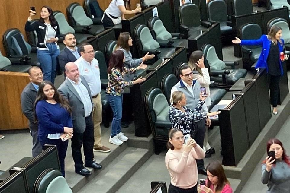 Los Diputados de MC simularon tomar la protesta como Diputada a Rosaura Guera.