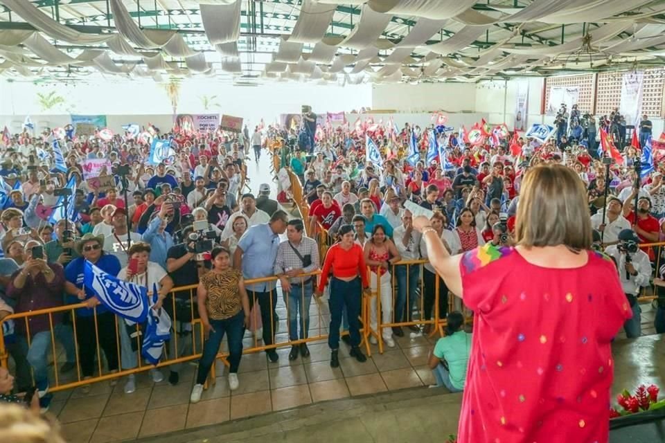 La abanderada de Oposición fue recibida por militantes de PAN-PRI-PRD en Tapachula.