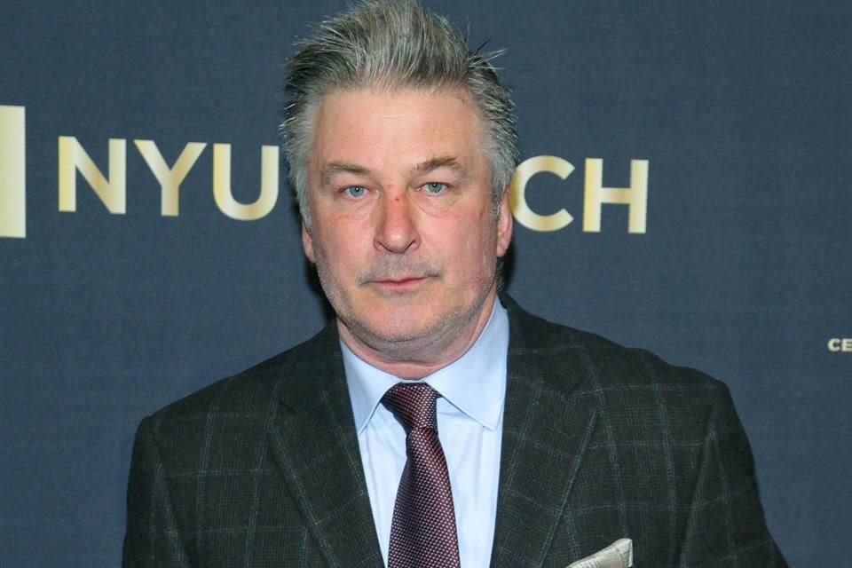 El actor Alec Baldwin golpeó el teléfono de una manifestante antiisraelí tras ser acosado en una cafetería de Nueva York.