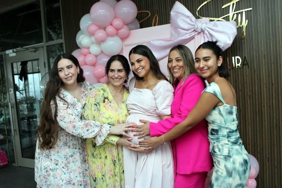 Aileen Flores, Yovanna González, Karly Yovanna Flores de Jordan, Jackeline Jordan y Regina Jordan
