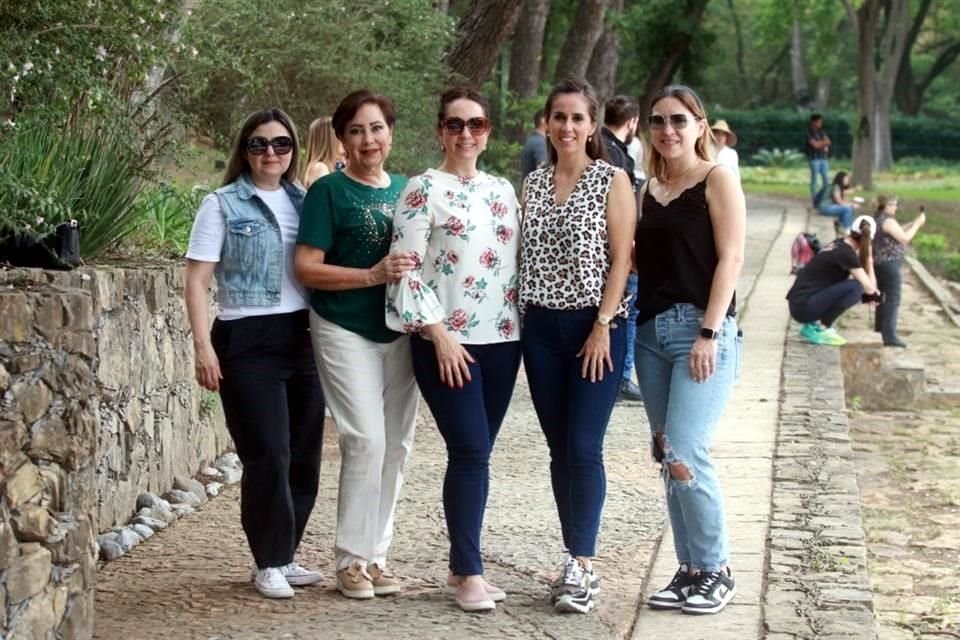 Luz Rodríguez, María Raygosa, Karla Guerra de Martínez, Sandra Guerra y Sonia Jiménez