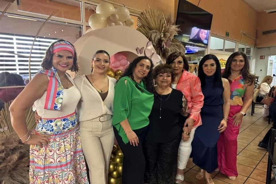 La festejada estuvo rodeada por sus hijas e hijas políticas.