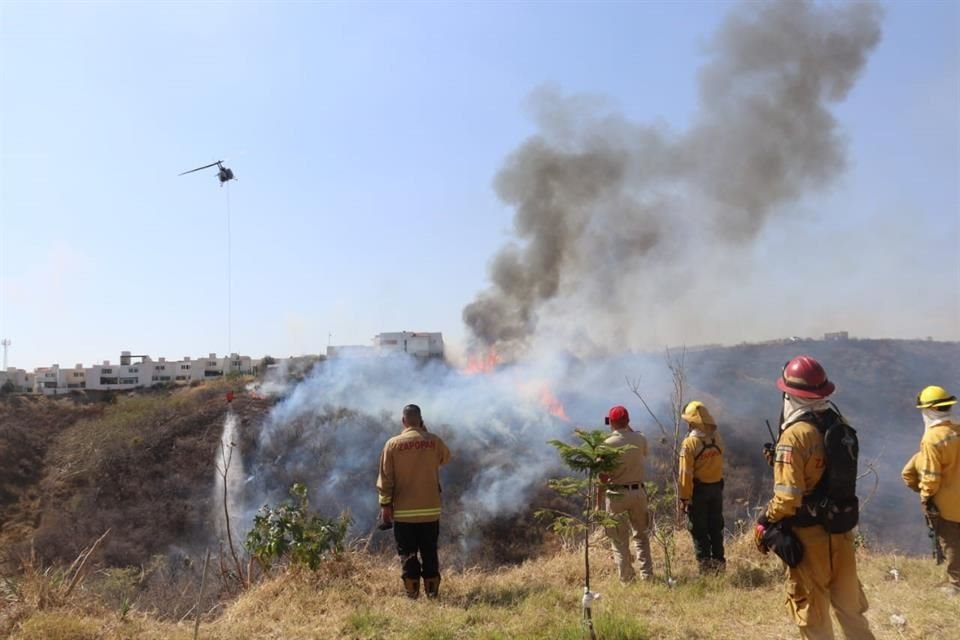 El fuego se propagó muy cerca de casas en los dos servicios de este martes en Zapopan.