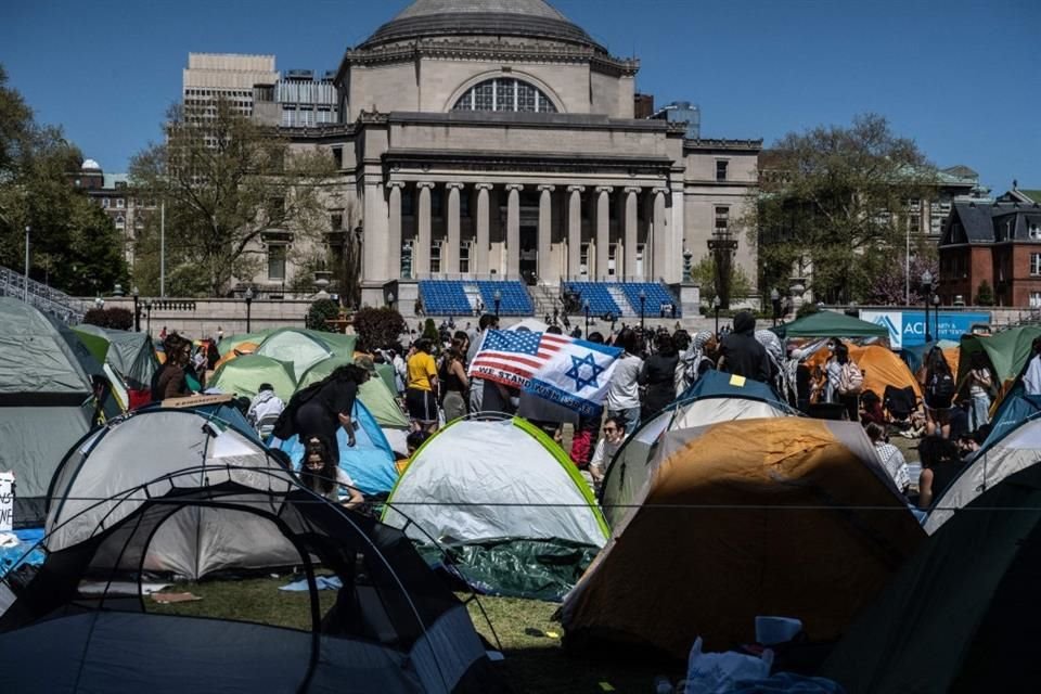 Estudiantes de Columbia realizan un plantón en el campus en protesta por la guerra en Gaza.