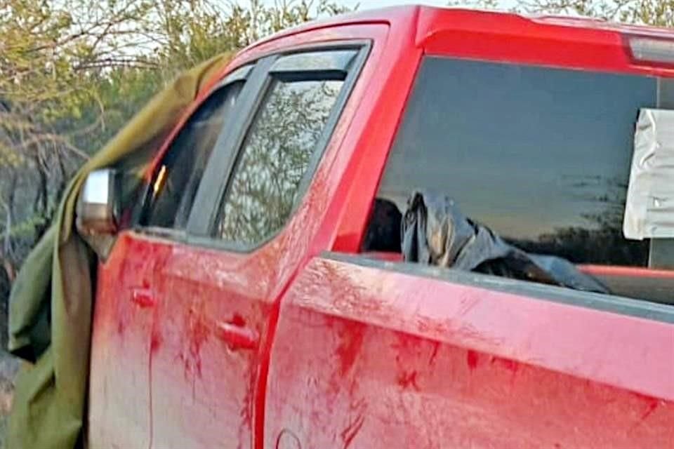La camioneta de los delincuentes fue asegurada junto con las armas.