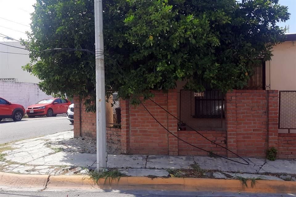 Otra de las quejas es el riesgo que representa para las personas de la tercera edad y niños que caminan por las banquetas.