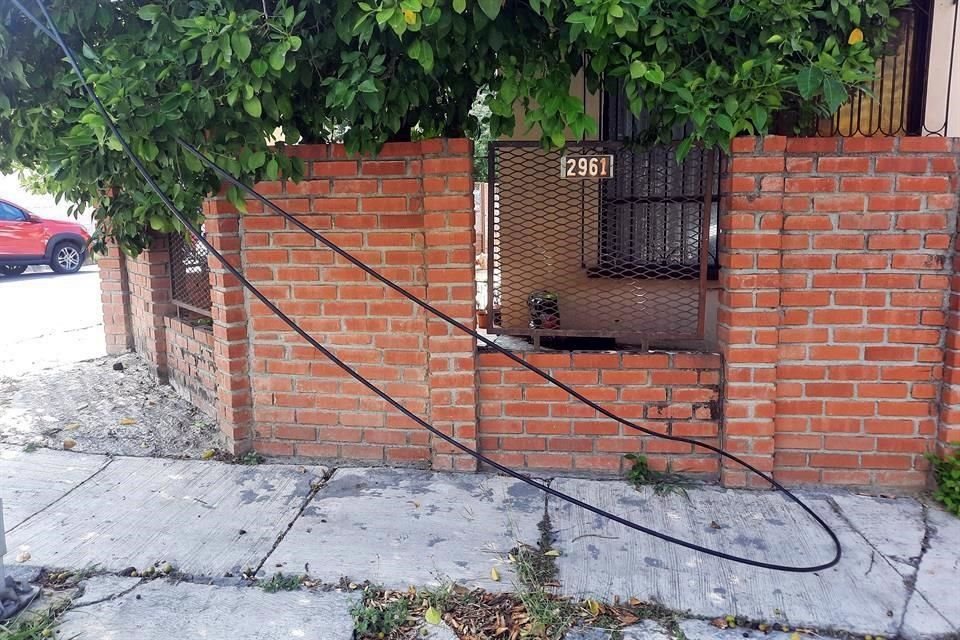 Otra de las quejas es el riesgo que representa para las personas de la tercera edad y niños que caminan por las banquetas.