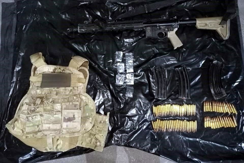 os policías decomisaron siete armas largas, 26 cargadores, seis chalecos balísticos y una bolsa con droga cristal.