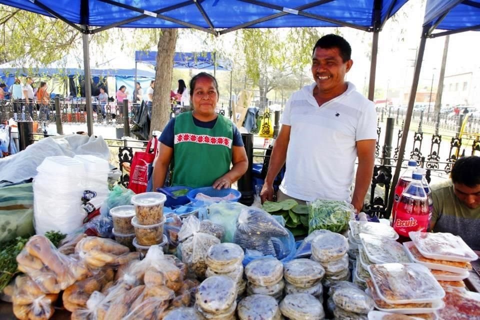 Los migrantes viajan cientos de kilómetros para colocarse en la transitada esquina de la Alameda, donde se convierten en los objetos del antojo de los paseantes.