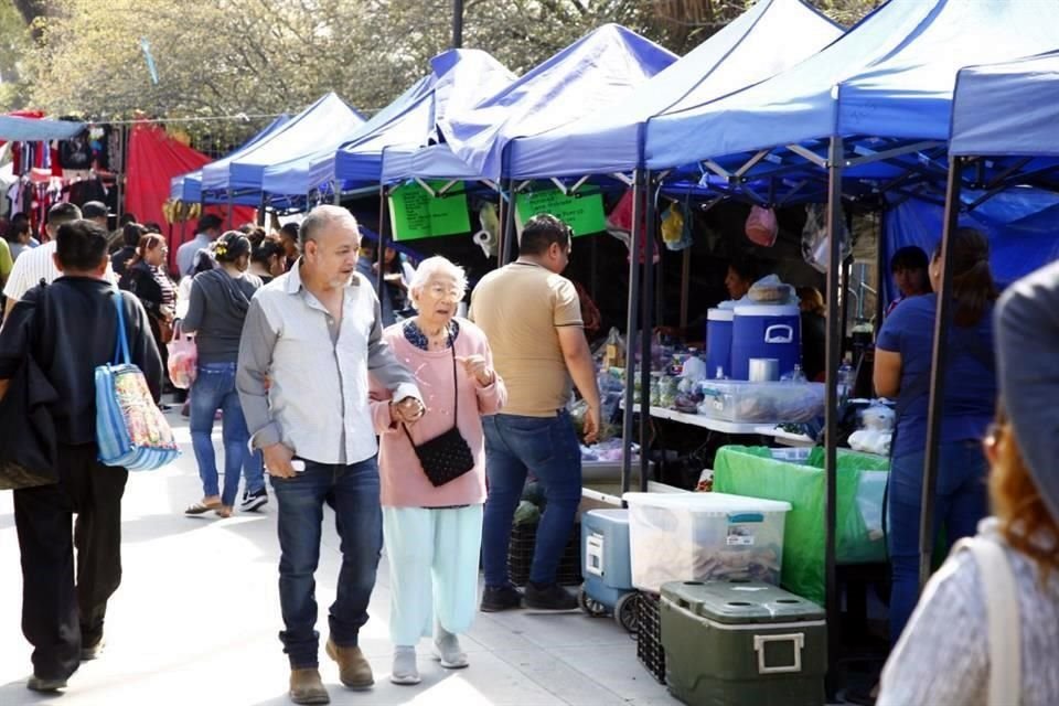 Son apenas unos 25 puestos en la esquina de Villagrán y Aramberri, todos uniformados y organizados por el azul de sus toldos.