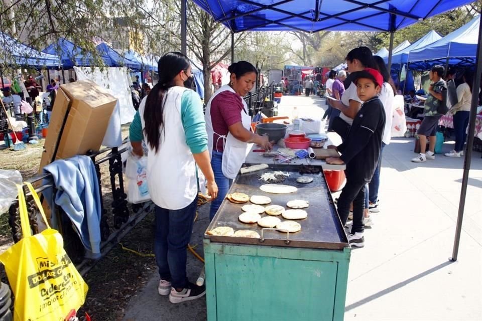 Sus oferentes, hombres y mujeres nahuas y tének, viajan hasta por ocho horas, entre 500 y 600 kilómetros por carreteras de San Luis Potosí y Tamaulipas.