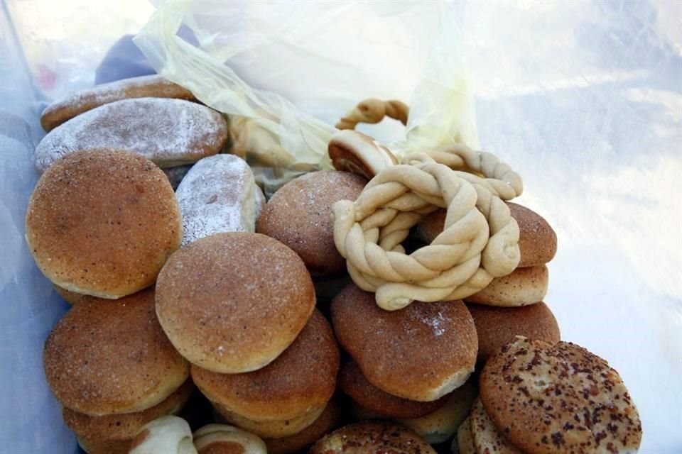 Hay también productos elaborados con las recetas que han permanecido por generaciones, como el pan dulce que incluye roscas tostaditas y azucaradas, y esponjosas tiras en forma de trenza.