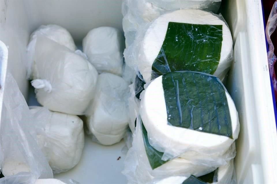 No falta el queso fresco moldeado en forma redonda, que se desmenuza para las enchiladas, las que, por cierto, son tortillas dobladas a la mitad y bañadas con salsa en un estilo distinto al norteño.