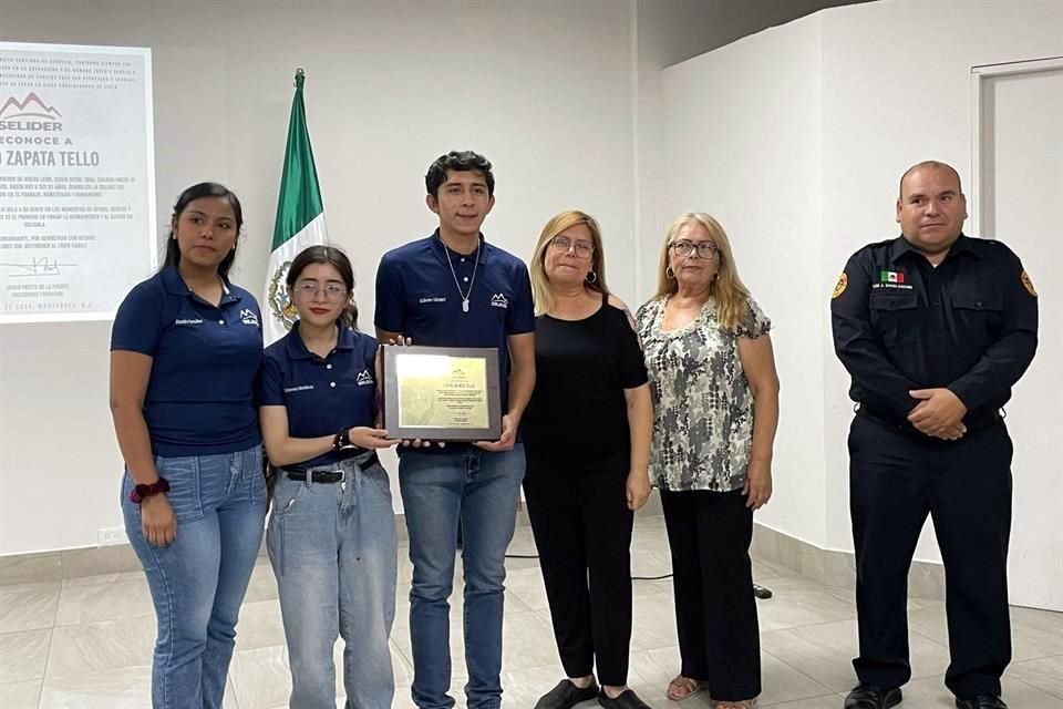Durante la ceremonia de homenaje fue proyectado un video en el que Zapata Tello relató algunas de sus vivencias más memorables como bombero.