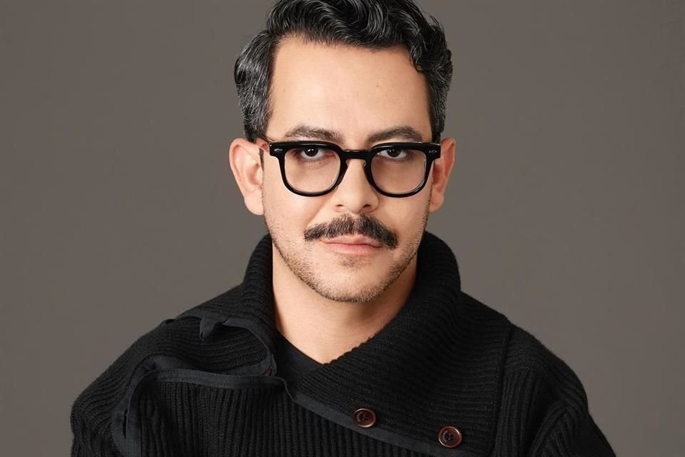 Manolo Caro tiene 39 años.
