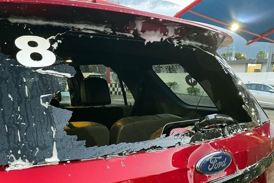 El medallón o vidrio trasero de la camioneta Ford Explorer quedó destrozado tras pasar por los rodillos del autolavado Xtreme.