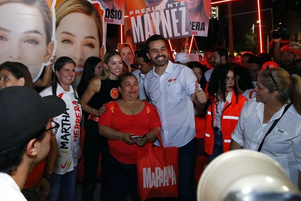 Los emecistas Mariana Rodríguez y Jorge Álvarez Máynez hicieron campaña juntos en la Plaza Zaragoza.