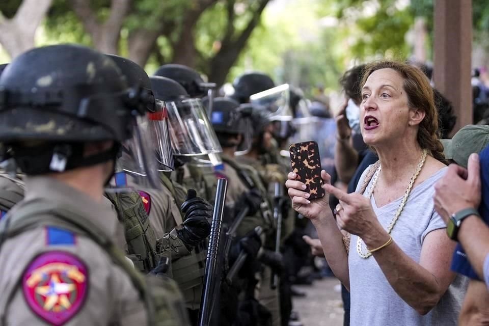 Autoridades detuvieron a más de 120 personas en universidades de California y Texas por manifestarse en los campus contra la guerra en Gaza.