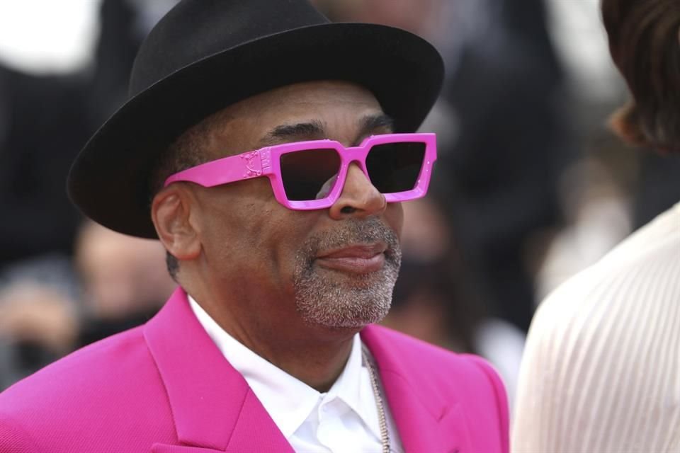 Spike Lee vende en su sitio web tarjetas del Festival de Cannes con su autógrafo por 100 dólares la pieza.