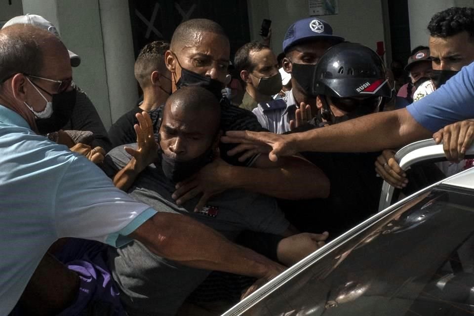 Las protestas iniciaron de modo espontáneo el domingo pasado. Hay decenas de detenciones.