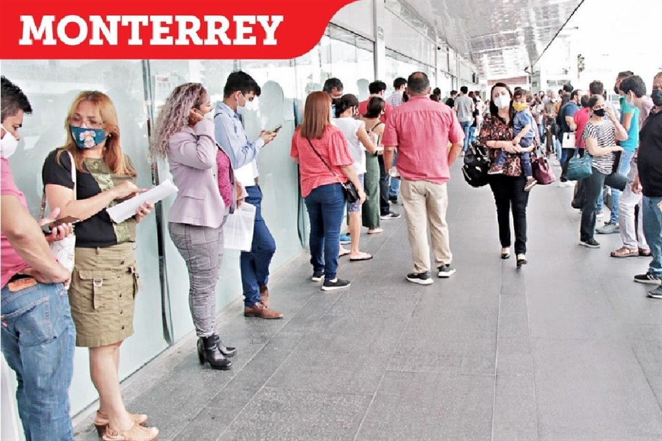  Pese a la ampliación de horarios, las filas persisten en oficinas, como la de Paseo Tec.