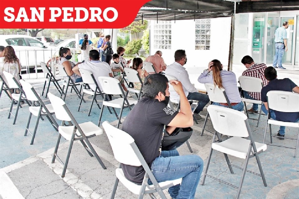 En las oficinas de San Pedro los tiempos de espera ayer rondaron las dos horas.