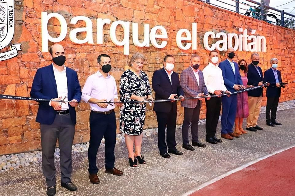 En el corte del listón acompañaron al Alcalde, empresarios, vecinos y funcionarios.