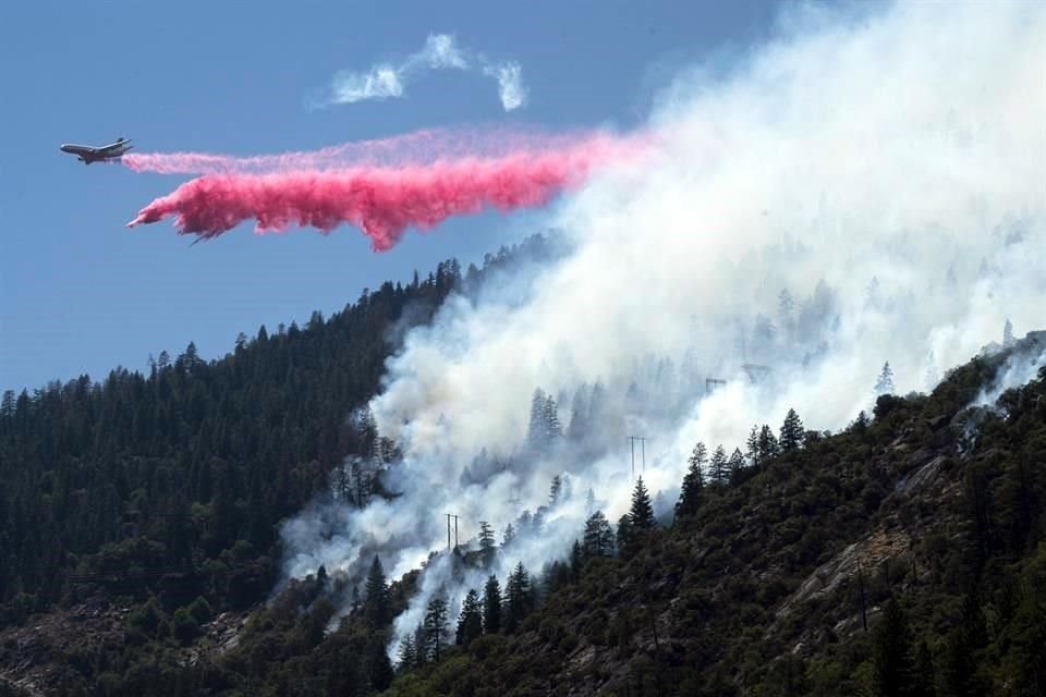 En sus horas iniciales, el incendio avanzó a lo largo de terreno empinado y poco accesible a unos 16 kilómetros de Paradise.