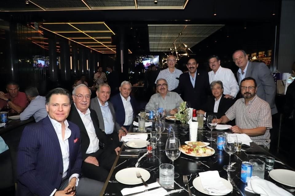 Juan Manuel Parás, el festejado, Rogelio Garza, Antonio Dieck, Enrique Alanís, Jesús Zacarías, Jesús Ancer, Antonio González, Benjamín Clariond, Lauro Gómez y Edelmiro Pérez