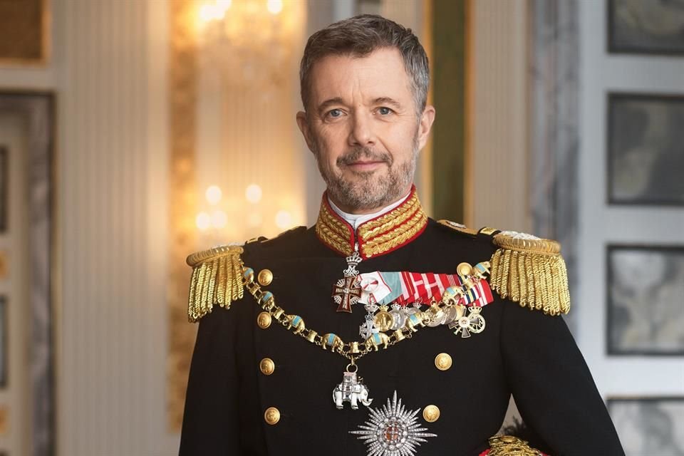 El hijo de Margarita II aparece con el traje de gala de la marina, con joyas como la Orden del Elefante y la cruz de comandante de Dannebrog.