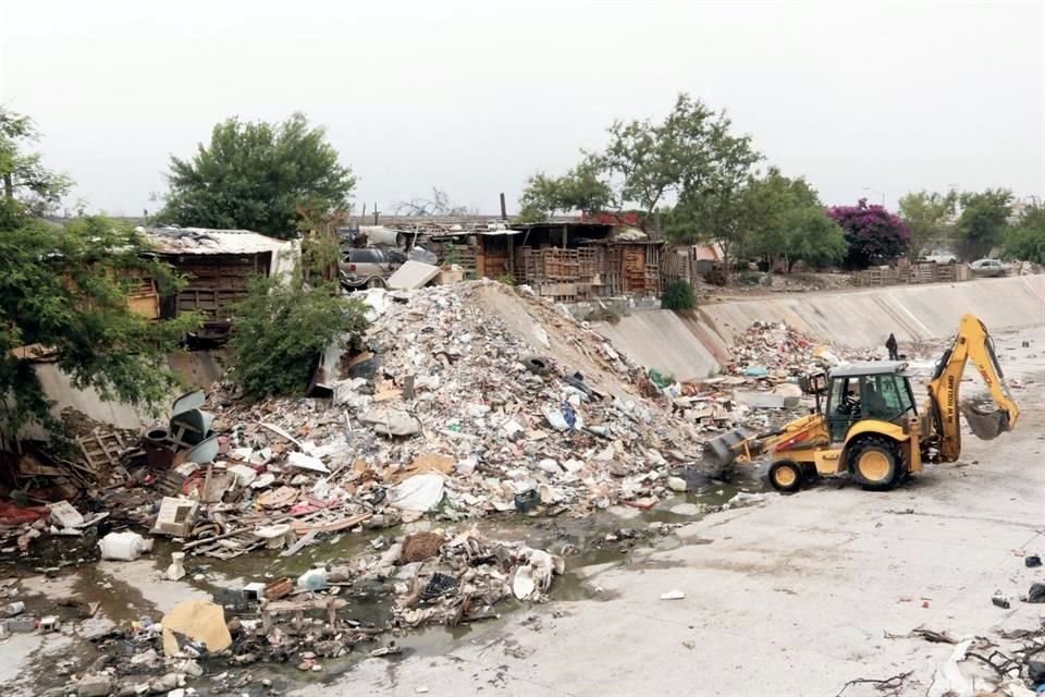 Vecinos de la Colonia Villas del Obispo, en San Pedro, demandan al Municipio negar que sirva como tiradero, luego de trabajos de limpieza.