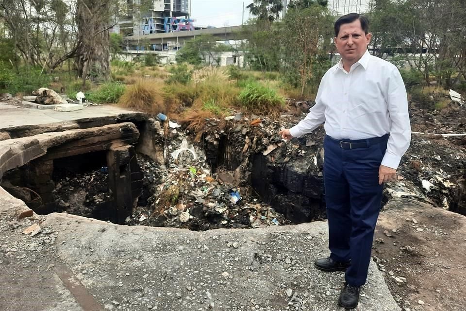 Indicó que han tenido que contratar pipas con líquidos especiales para sofocar los incendios, sin tener éxito.