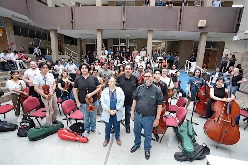Mirna Marroquín, Guillermo Villarreal y el Padre Raúl Mena, posan ubicados al centro del ensamble, en el descanso de un ensayo de 'Réquiem en Re menor K. 626', de Mozart.