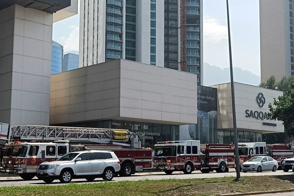 La movilización se reportó en la Torre Saqqara, ubicada en la Avenida Vasconcelos y Ricardo Margáin.