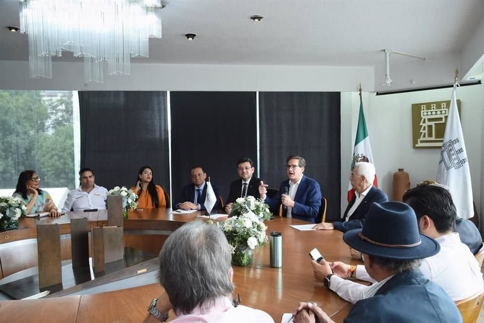 El candidato Salomón Chertorivski se reunió ayer con el Colegio de Arquitectos.