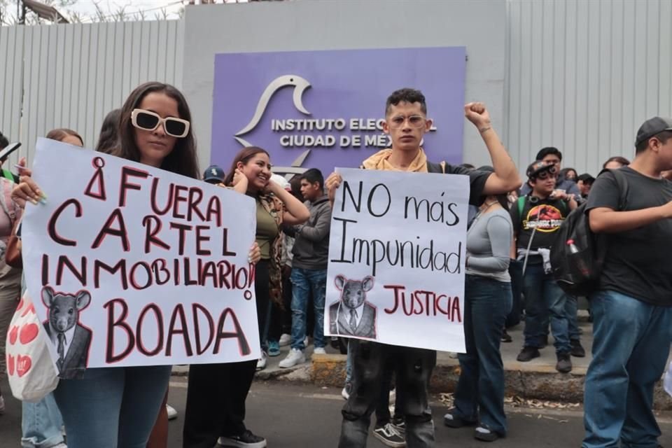 Con pancartas, colectivos cuestionaron la resolución de la Comisión de Quejas del IECM del miércoles.