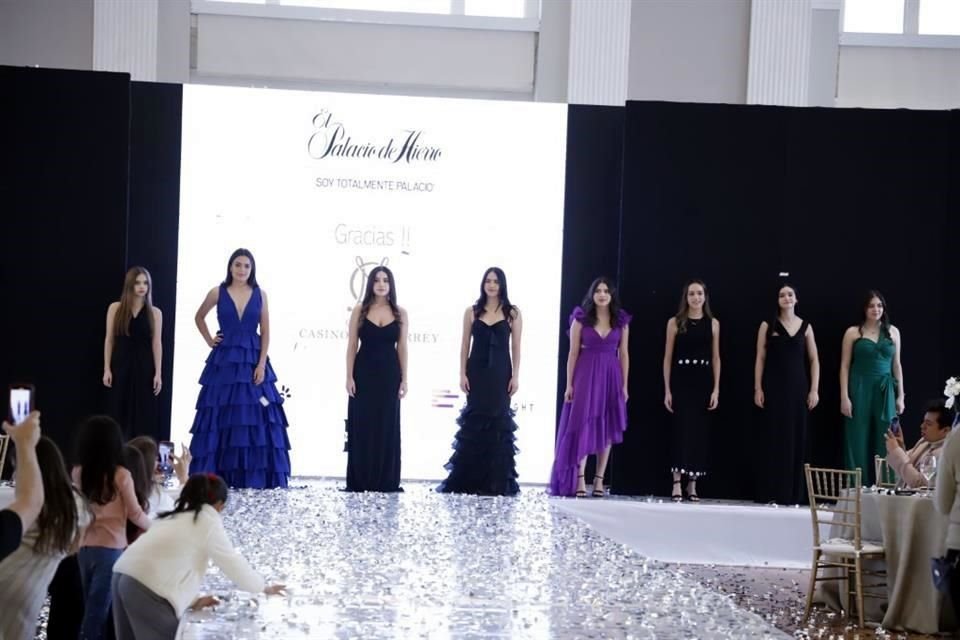 Mía Flores Tassinari, reina del Casino Monterrey y las princesas participaron en el desfile de modas.