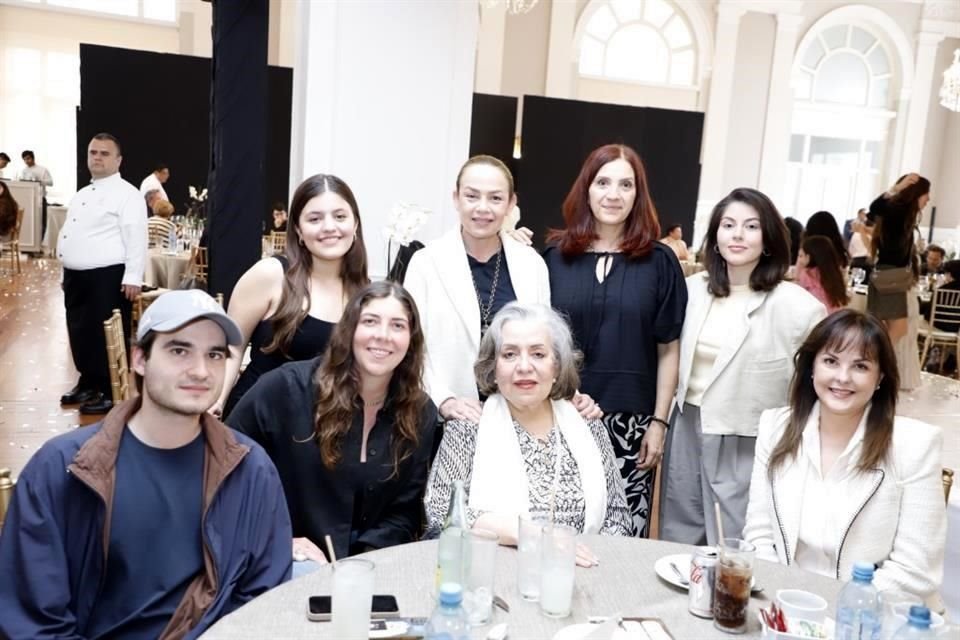 Mariel Rodríguez, Nora Tassinari de Rodríguez, Alejandra Ancira, Susy Flores, Rodolfo Flores, Mariana Rodríguez, Nora Garza Calderón y Yamillé Valencia