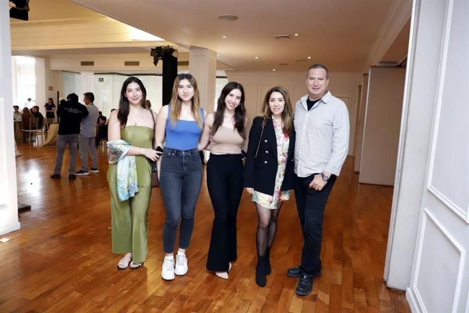 Leslie González, Karen González, Dafne González, Brenda Luna de González y Rafael González Garza