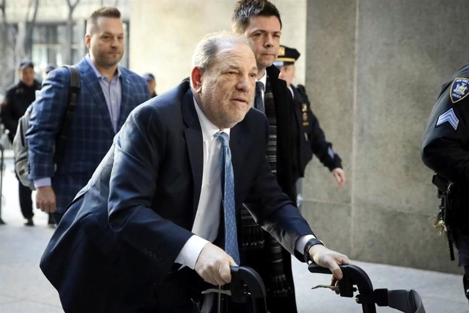 Harvey Weinstein fue hospitalizado tras volver a prisión en Nueva York, aseguró su abogado.