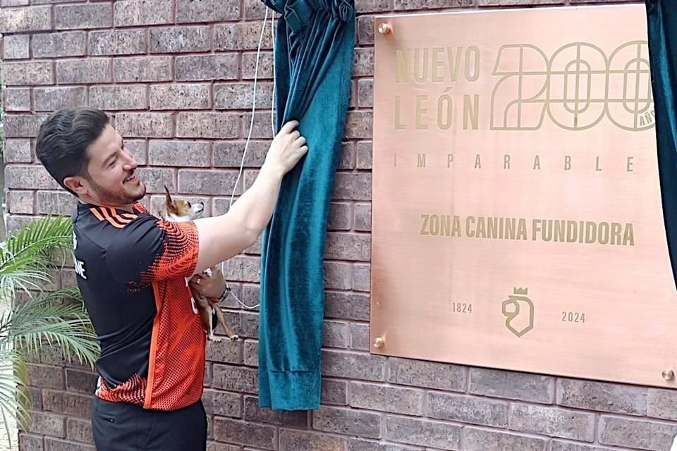 Una placa conmemorativa fue develada en la inauguración de la zona canína del Parque Fundidora.