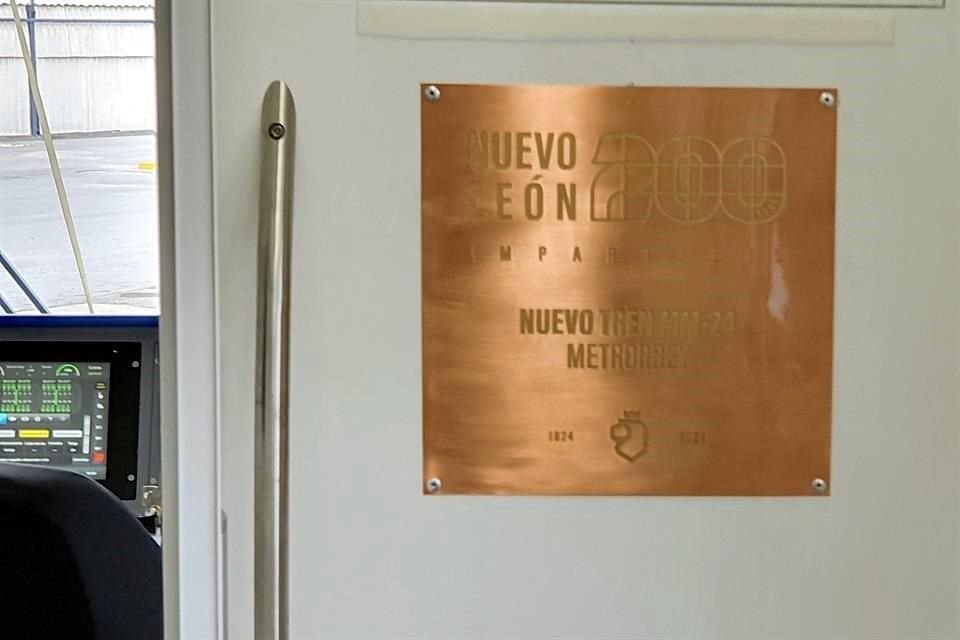 Otra placa conmemorativa fue instalada en el nuevo vagón que llegó en días pasados para la Línea 1 del Metro.