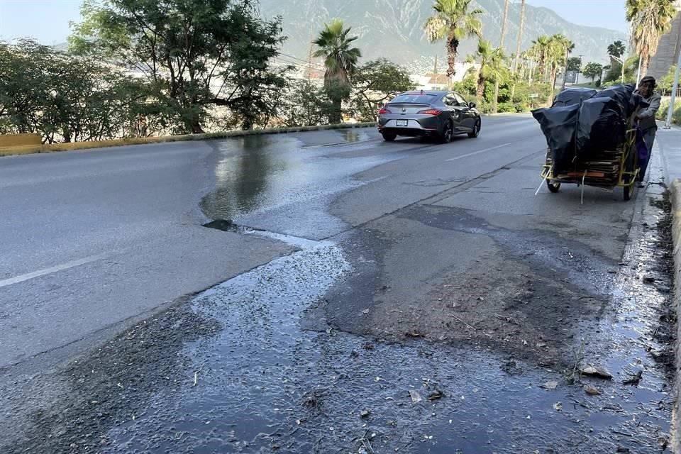 Vecinos de la Colonia Residencial Privada Cohiba reportaron una fuga de aguas negras, en la Avenida Fundadores.