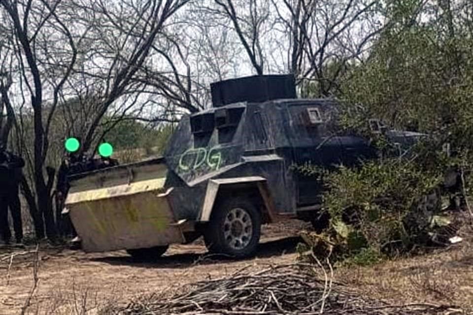 Los vehículos, con siglas de un grupo delictivo, estaban abandonados.